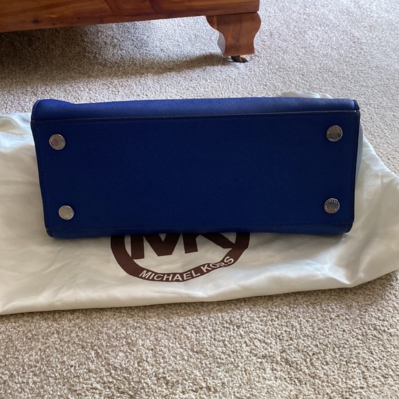 Blue Michael Kors bag. - Picture 3 of 4